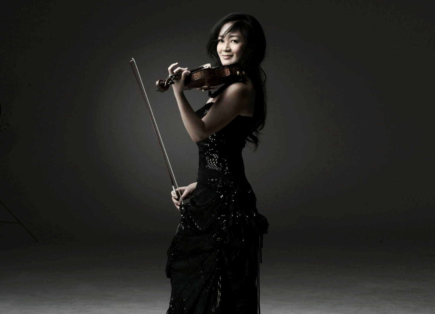 Chee-Yun holding violin wearing black dress